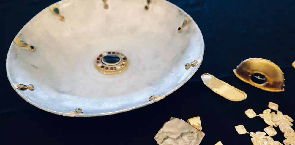 Schatzfund Rülzheim, Silberschale mit Edelsteinen, Goldapplikationen