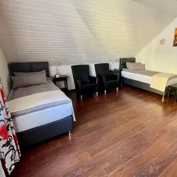 Schlafzimmer mit 2 Einzelbetten (© Südpfalz- Tourismus VG Rülzheim e.V./ Pietruska)