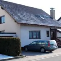 Hausansicht von der Straße