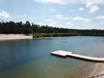 Steg verläuft in den See