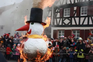 Winter wird verbrannt - Schneemann im Feuer