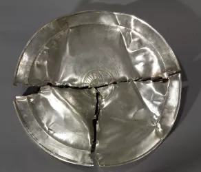 Schatzfund Rülzheim 2013, Silberteller - zerbrochen in drei Teile