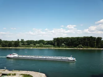 Rheinpanorama Rhein mit Schlepper