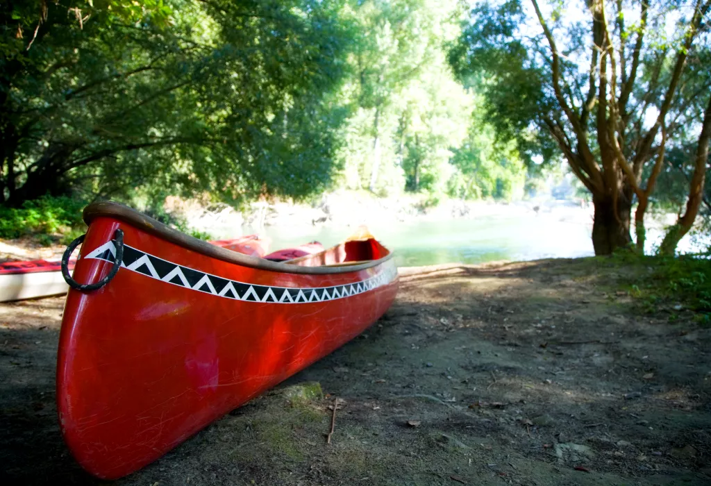 Kanu liegt am Baggersee