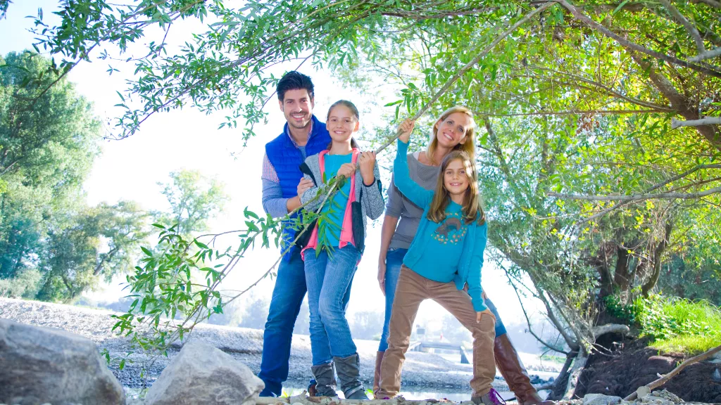 Famile beim Wandern auf einer Kiesbank