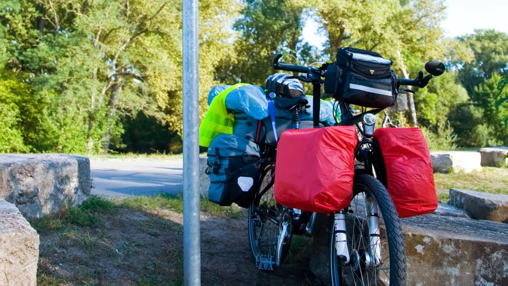 Bepacktes Fahrrad lehnt am Pfosten