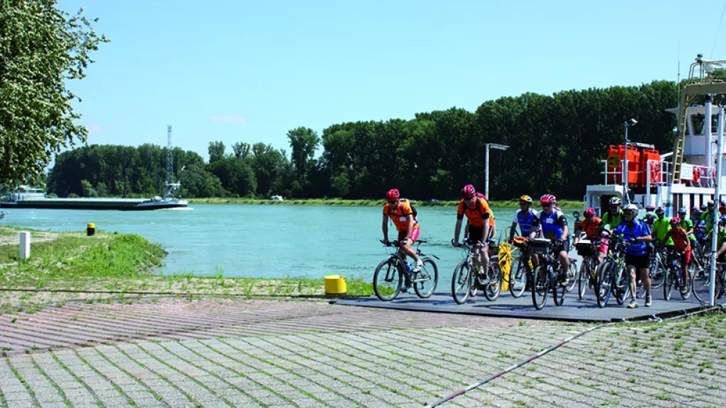 Radler beim Verlassen der Rheinfähre Leimersheim