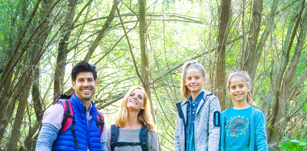 Familie bei der Wanderung in den Rheinauen