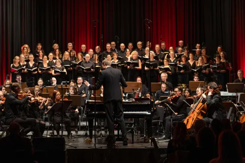 Konzertauftritt mit Orchester und Chor 2009 (© Südpfalz-Tourismus Verbandsgemeinde Rülzheim e.V., Chor zweitausendNEUn e.V.) Chor2009 mit Orchester