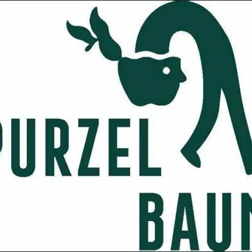 Ein modernes Logo mit dem Schriftzug "PURZEL BAUM". Es zeigt eine stilisierte Figur, die mit einem Blatt und einer Apfelähnlichen Form dargestellt ist.