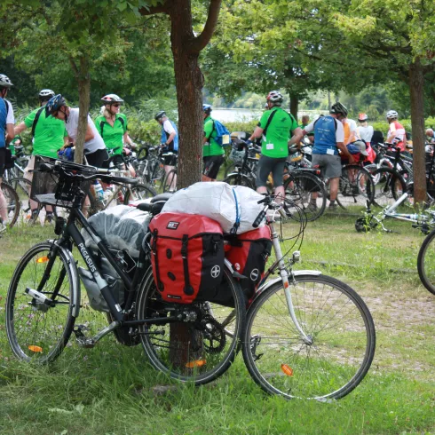 Gruppe Radfahrer bei der Rast