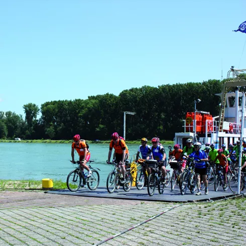 Radler beim Verlassen der Rheinfähre Leimersheim