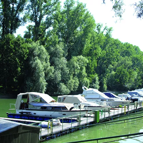 Kleiner Yachthafen in Leimersheim